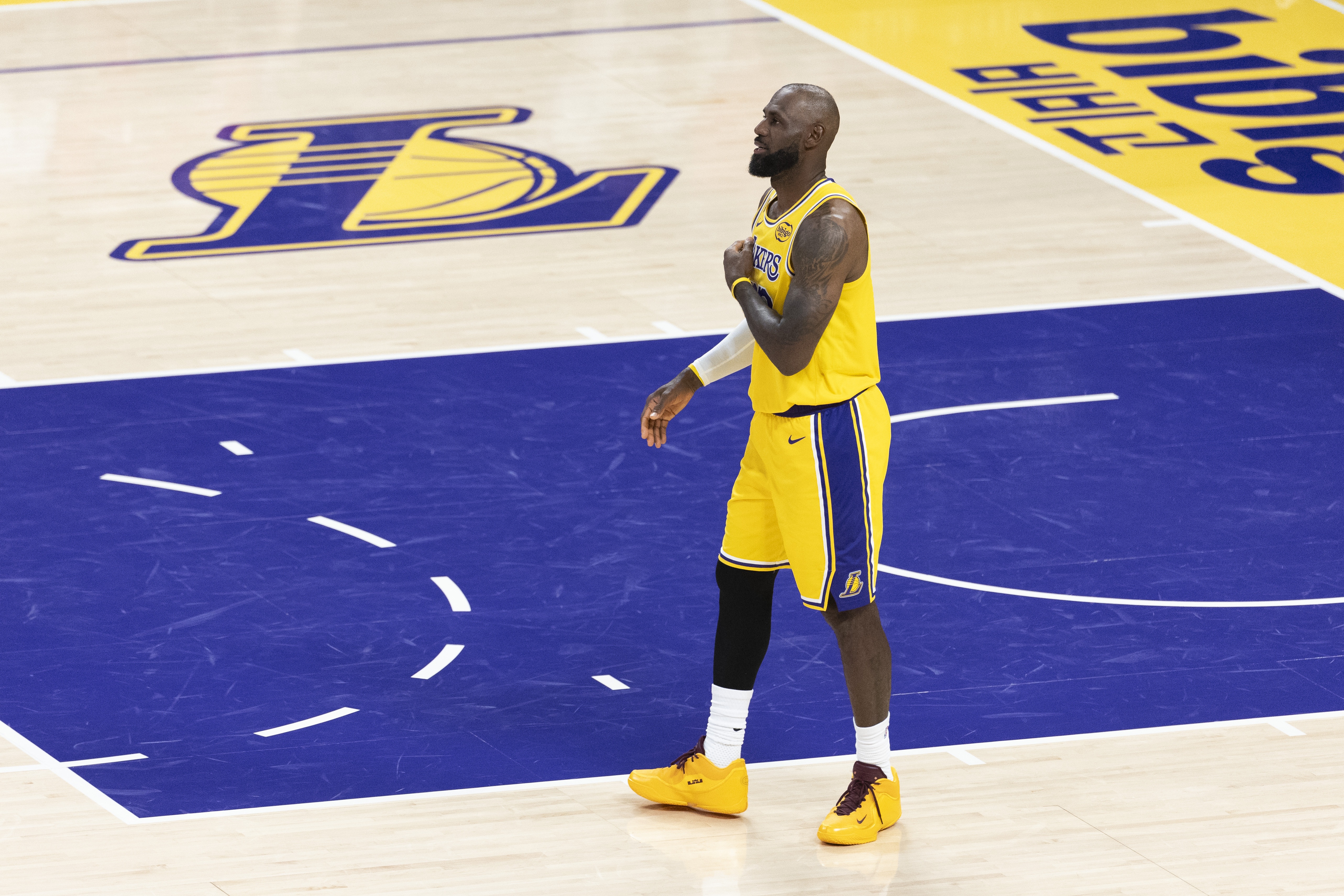 世界杯客户端更新说明-Shams：詹姆斯本人&amp;联盟感觉他会再打一年 湖人表现影响他的未来